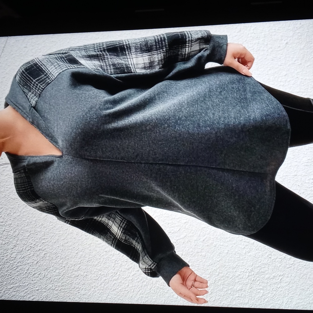 Plaid hoodie sweatshirt ** Bin Z**
